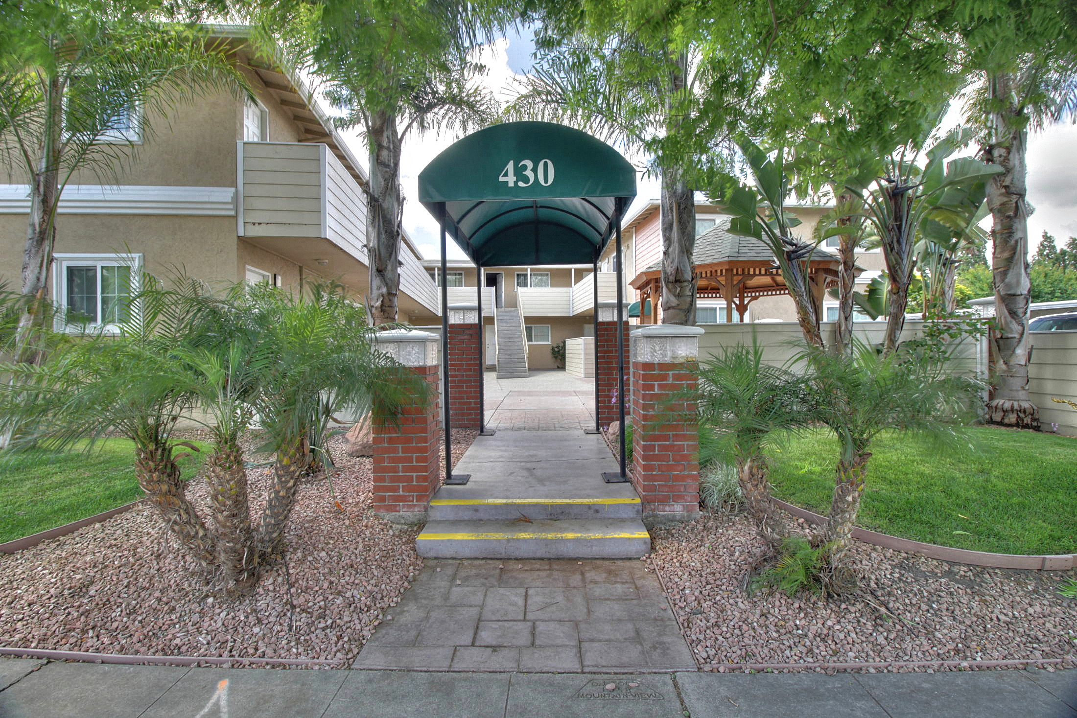 430 E Maude photo 4